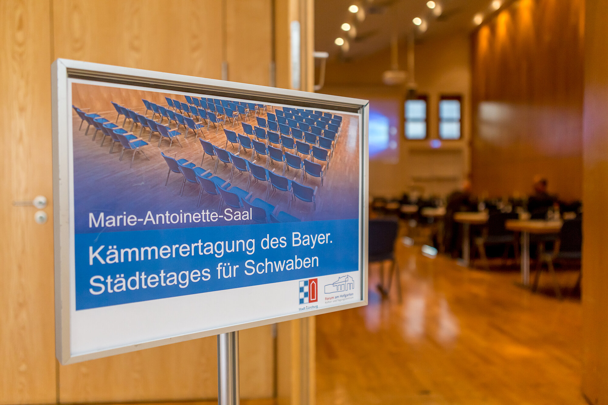 Das Foto zeigt ein Hinweisschild zu einer Tagung im Forum. Foto: Philipp Röger für die Stadt Günzburg