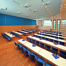 Blick auf den Marie-Antoinette-Saal von einer anderen Seite. Zu sehen sind Stuhlreihen und Tische in parlamentarischer Anordnung. Foto: Contrast Marketing für Stadt Günzburg