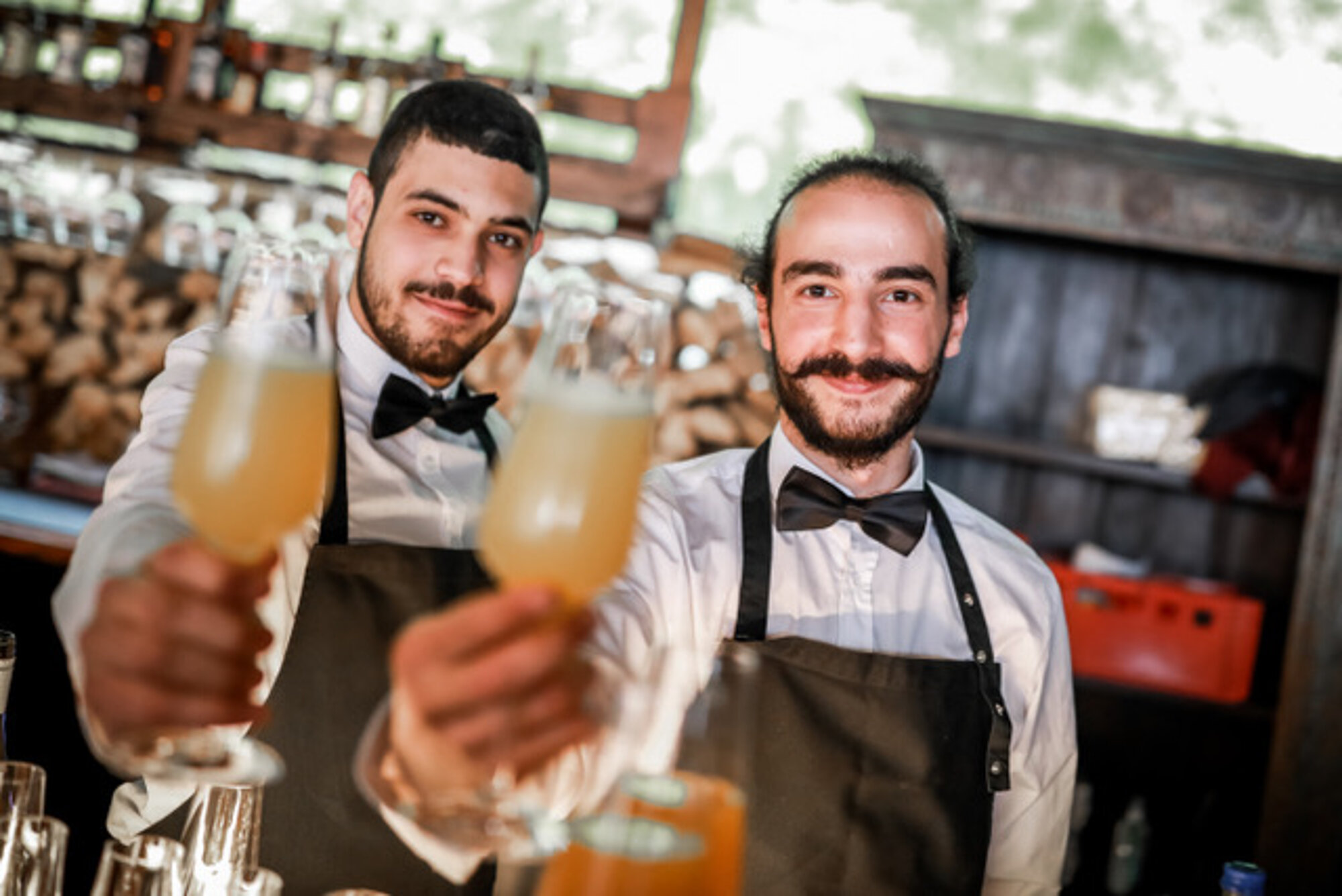 Das Foto zeigt zwei Kellner hinter dem Tresen einer Bar. Foto: Dave Stonies für Portobello Catering