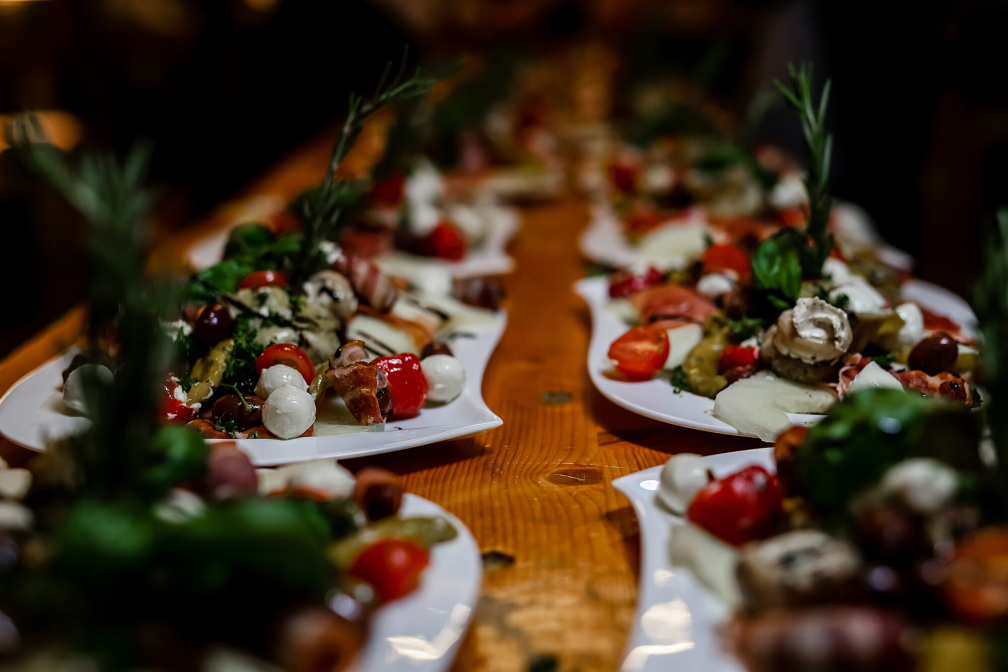 Das Bild zeigt einen gedeckten Tisch mit mediterranen Speisen. Foto: Dave Stonies für Portobello Catering 