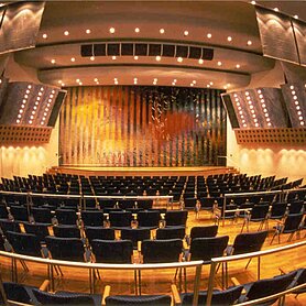 Der Maria-Theresia-Saal als Panoramabild ohne Gäste mit Bestuhlung und Blick auf die Bühne. Foto: Contrast Marketing für die Stadt Günzburg