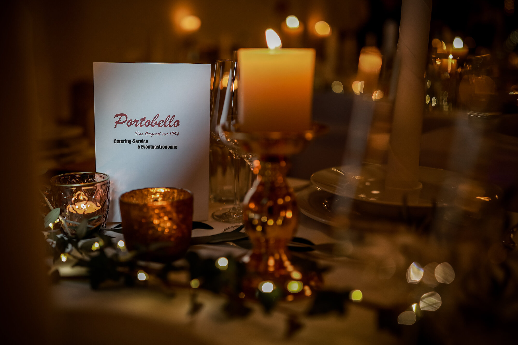Das Foto zeigt einen festlich gedeckten Tisch. Foto: Dave Stonies für Portobello Catering.  