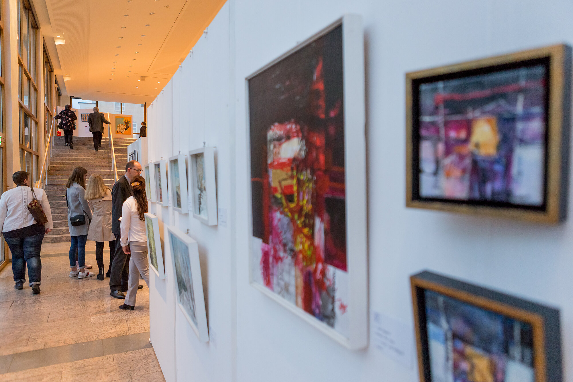 Das Bild zeigt eine Vernissage im Hofgartenfoyer des Forums. Foto: Philipp Röger für die Stadt Günzburg