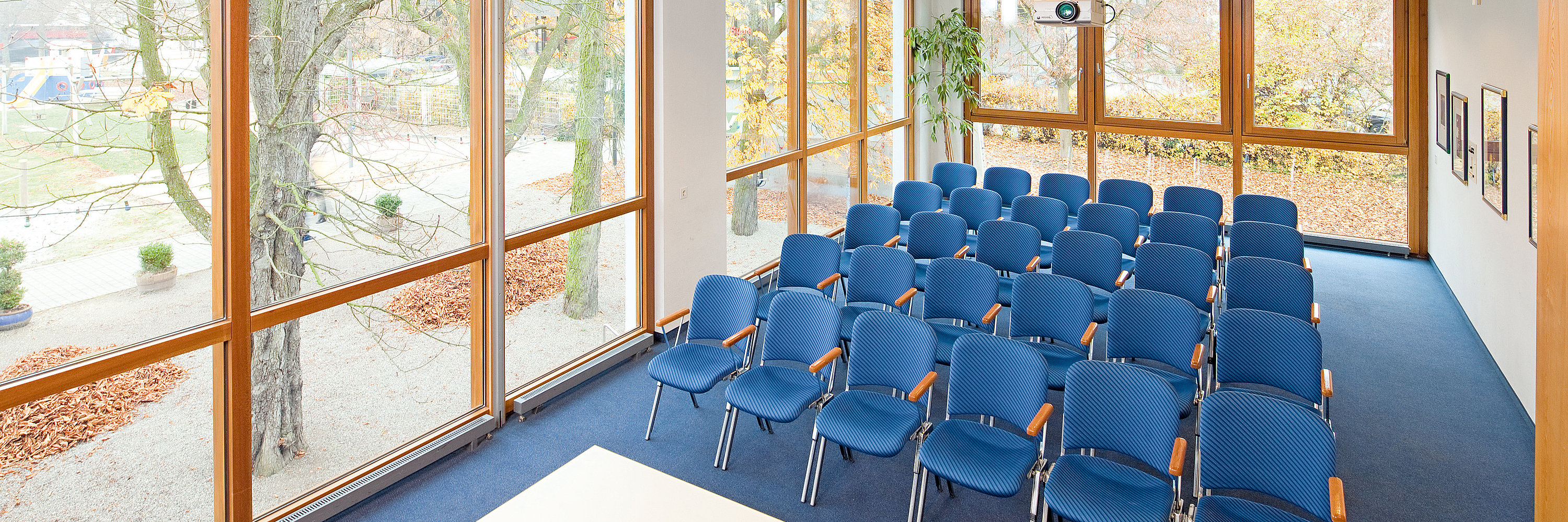 Unser Foto zeigt den Konferenzraum Markgraf Karl, der mit blauen Stühlen gefüllt ist. Foto: Contrast Marketing für die Stadt Günzburg