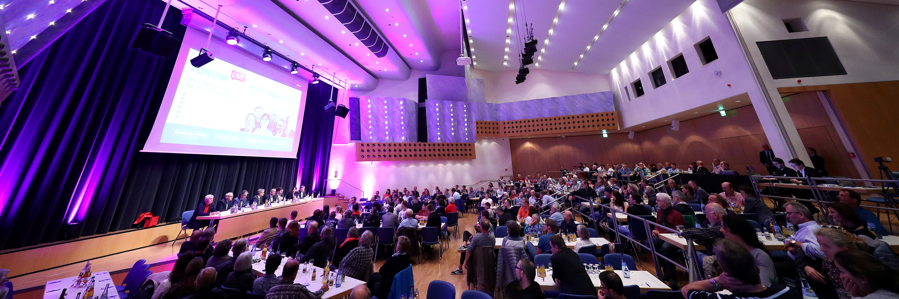 Das Foto zeigt den gut gefüllten Maria-Theresia-Saal mit Hunderten Gästen und stimmungsvoller Beleuchtung. Foto: Alexander Kaya