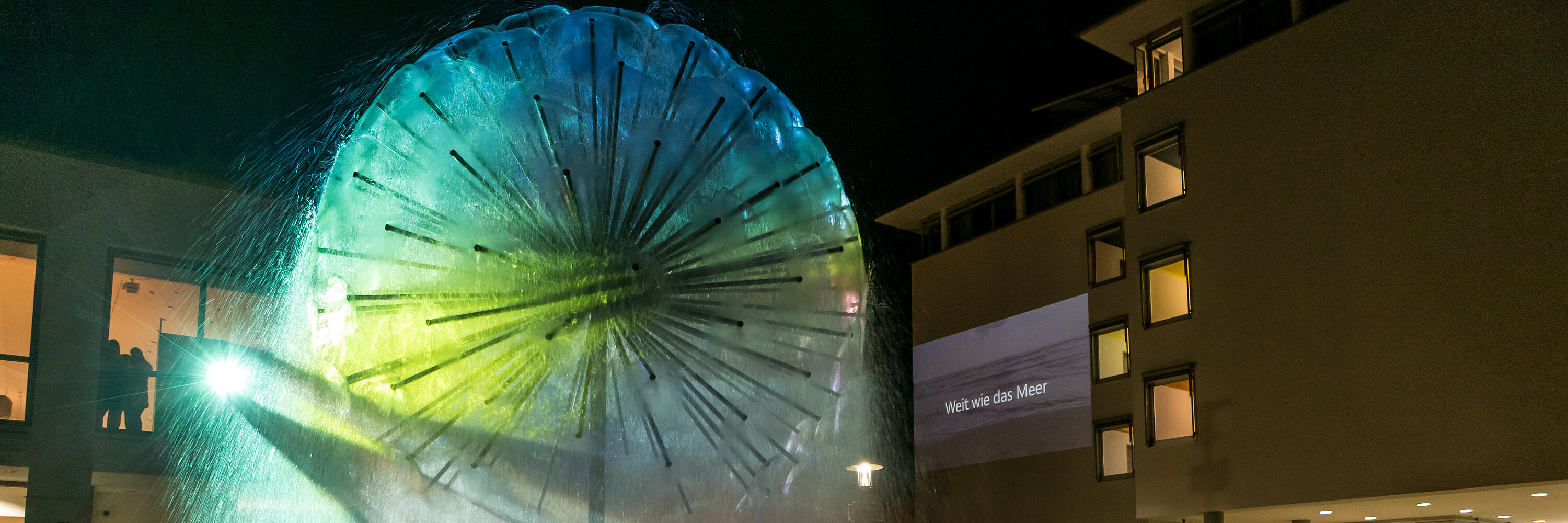 Zu sehen ist der Lannionbrunnen, der von einem Beamer bunt beleuchtet wird. Foto: Philipp Röger für die Stadt Günzburg