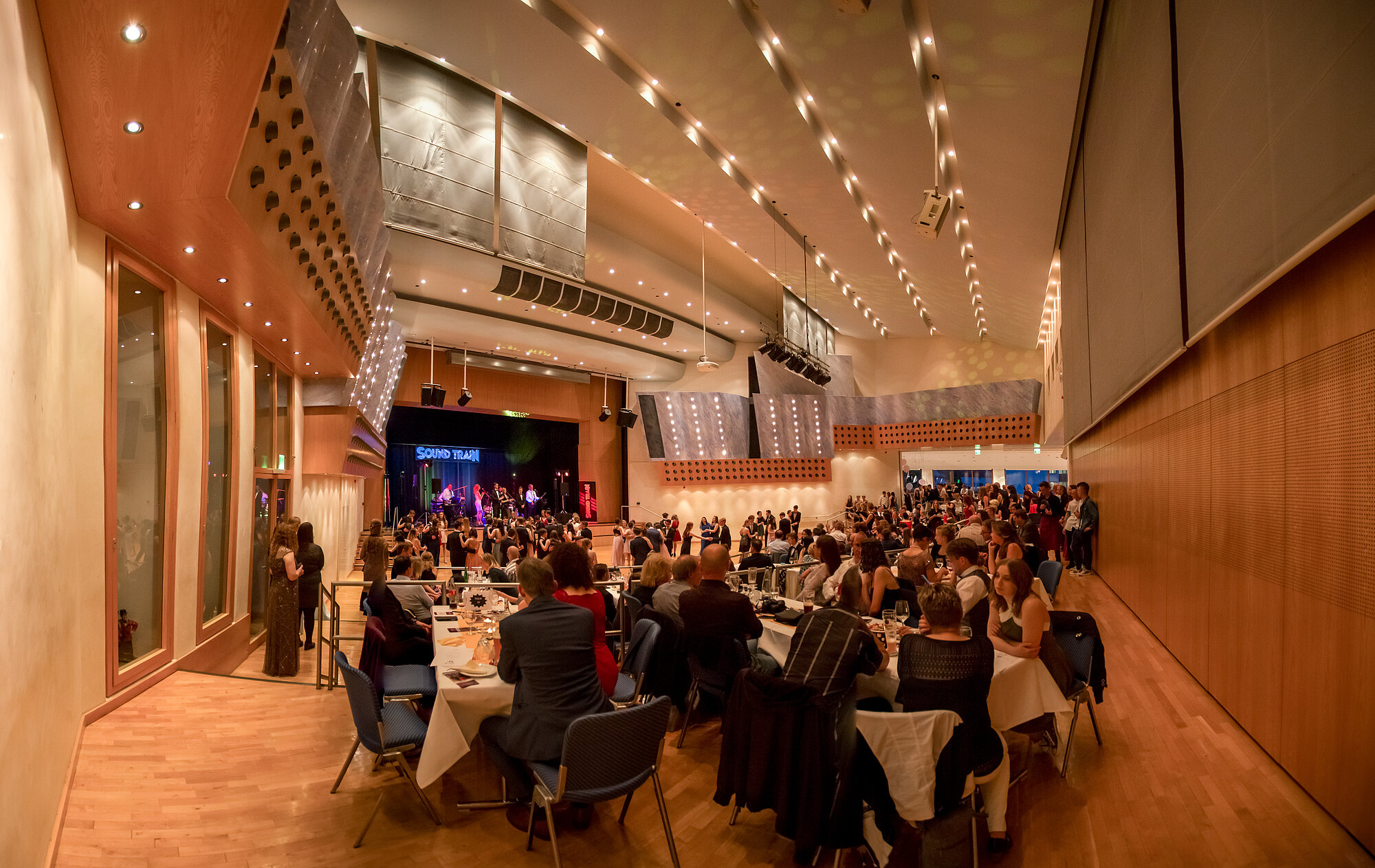 Das Foto zeigt eine Tagung im Maria-Theresia-Saal im Forum am Hofgarten. Zu sehen sind etliche Gäste sitzend an Tischen. Foto: Philipp Röger für die Stadt Günzburg