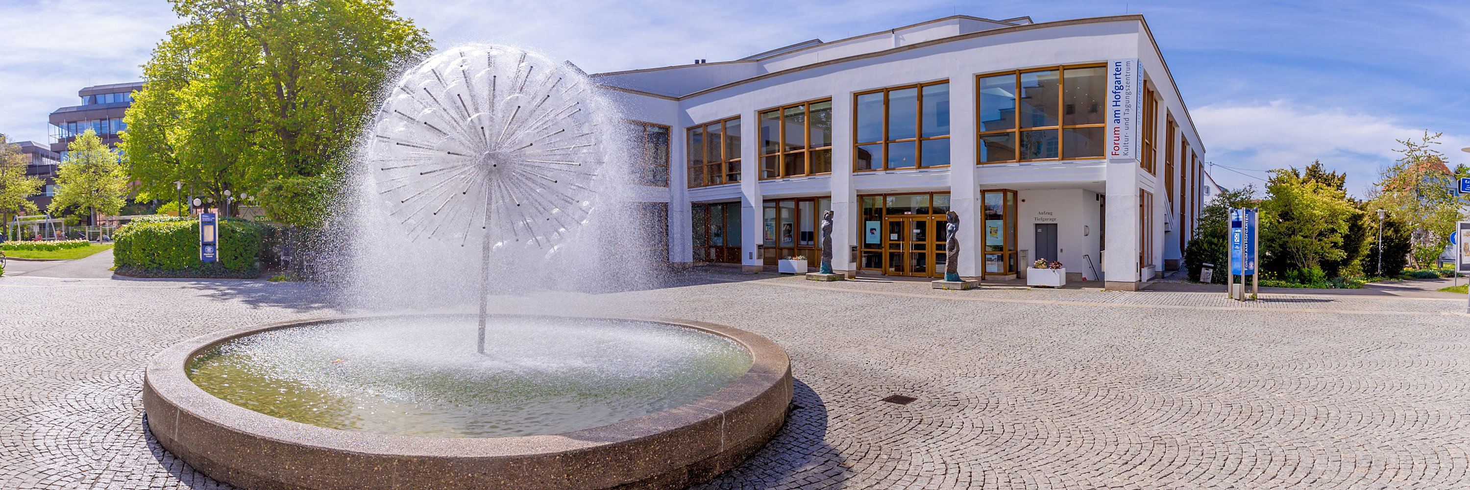 Das Foto zeigt den Lannionbrunnen im Vordergrund, im Hintergrund ist das Forums-Gebäude zu sehen. Foto: Philipp Röger für die Stadt Günzbzurg