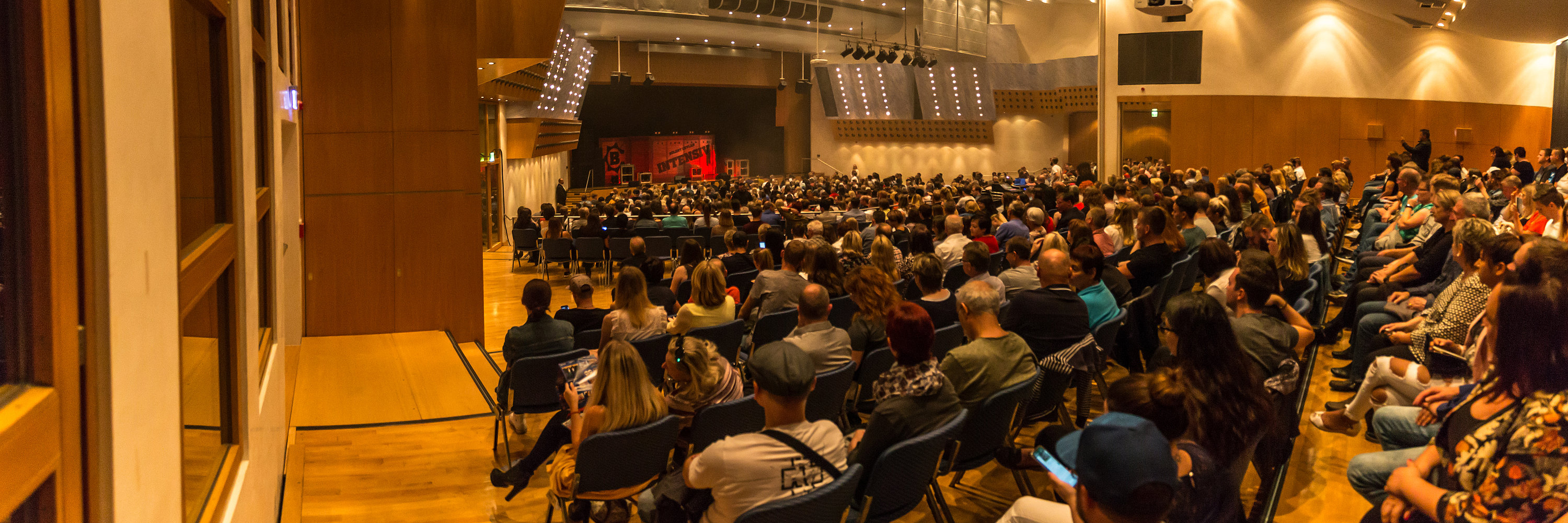 Das Foto zeigt einen Einblick in den Maria-Theresia-Saal von der linken Saalseite aus. Viele Gäste sitzen in dem Raum während einer Veranstaltung. Foto: Philipp Röger für die Stadt Günzburg