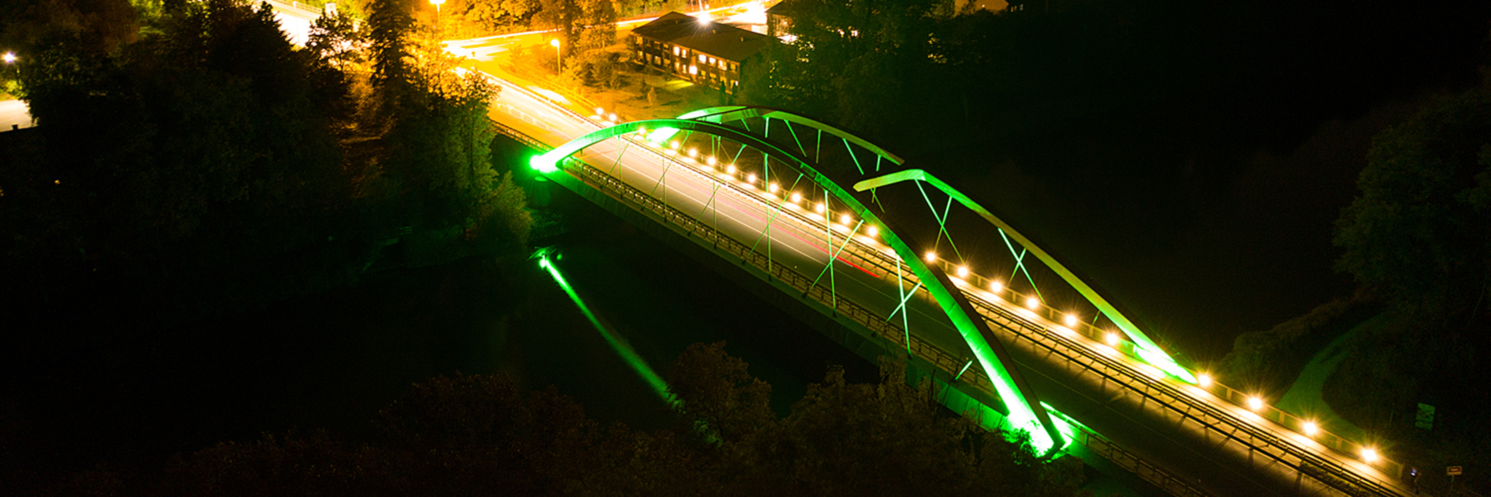 Das Foto zeigt beleuchtete Straßen und eine Brücke bei Nacht. Foto: Philipp Röger für die Stadt Günzburg