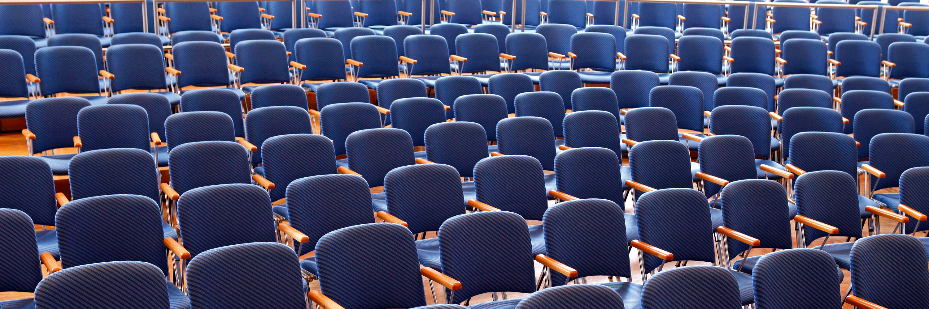 Unser Foto zeigt dunkelblaue Stühle in Reihe angeordnet. Foto: Contrast Marketing für die Stadt Günzburg